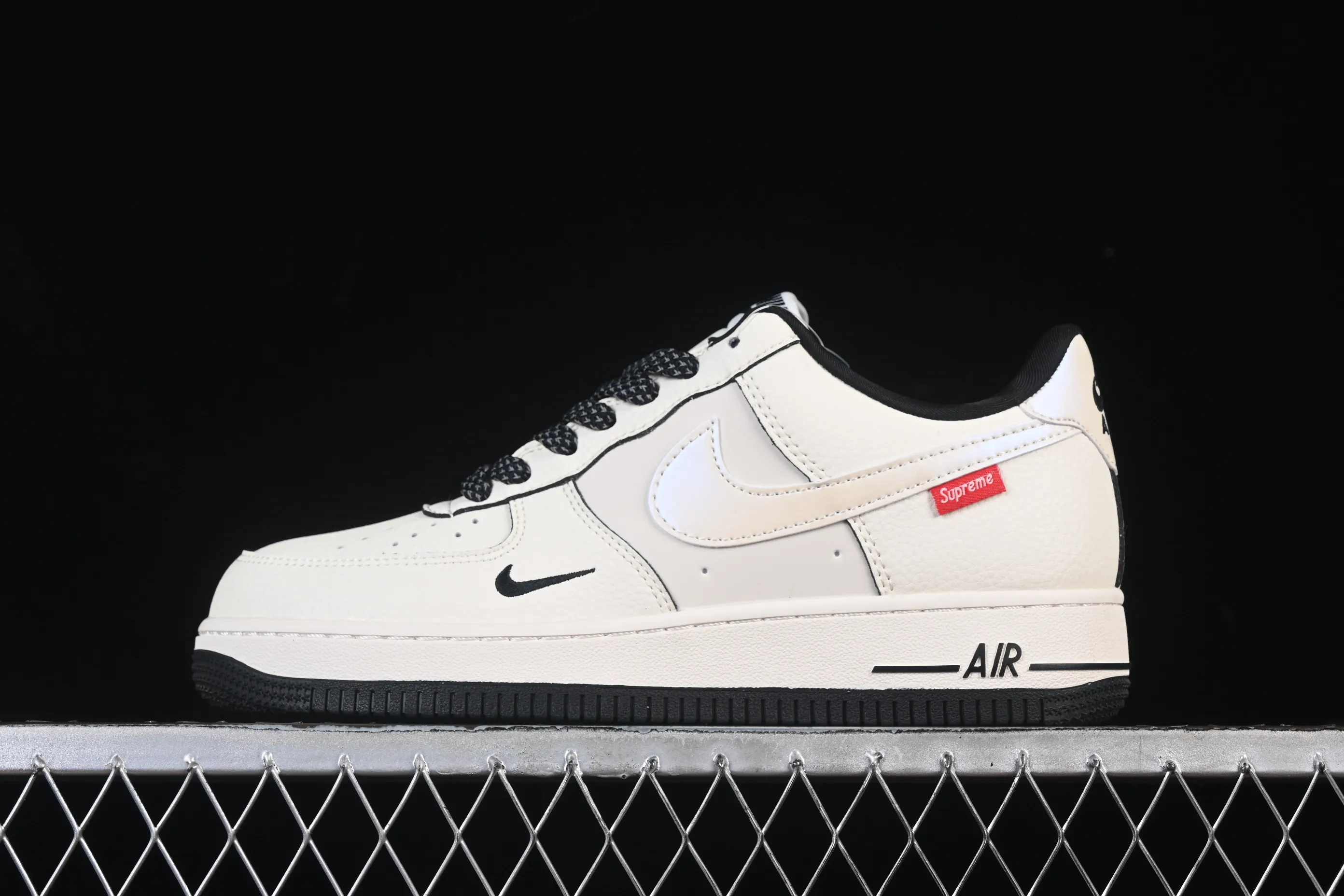 All categories Nk Air Force 1 Air Force series Nk Air Force 1 Low Air Force low top Nike Air Force 1'07 Low Supreme co-branded beige and black edge Air Force 1 low top casual sneakers XX3168-220
